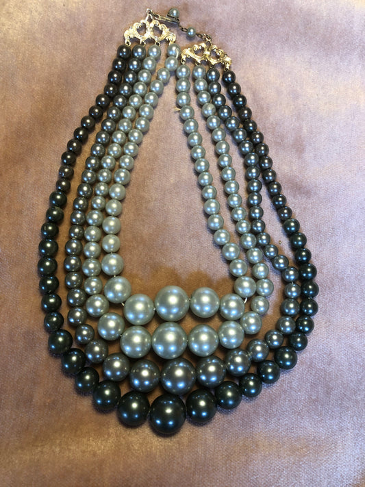 VINTAGE FRENCH 🇫🇷.        NECKLACE FAUX PEARL